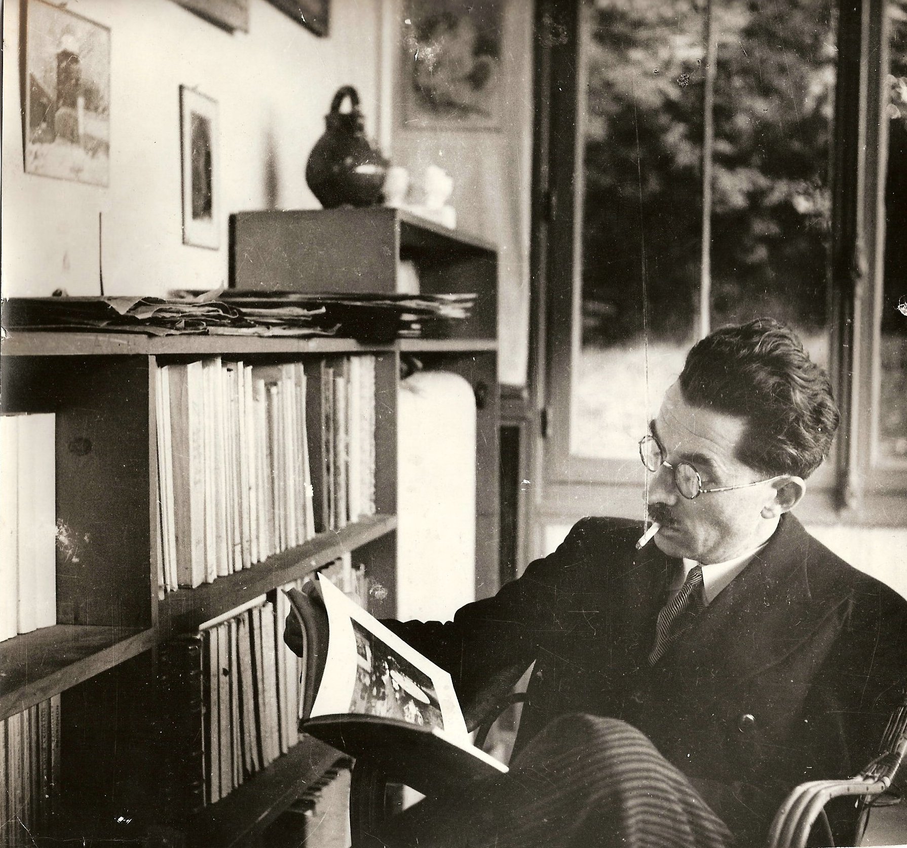 Daniel JACOMET dans sa bibliothèque à Pontoise